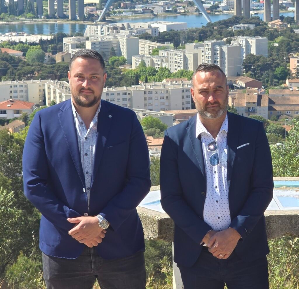 Personnes de face bien habillés avec Martigues en fond